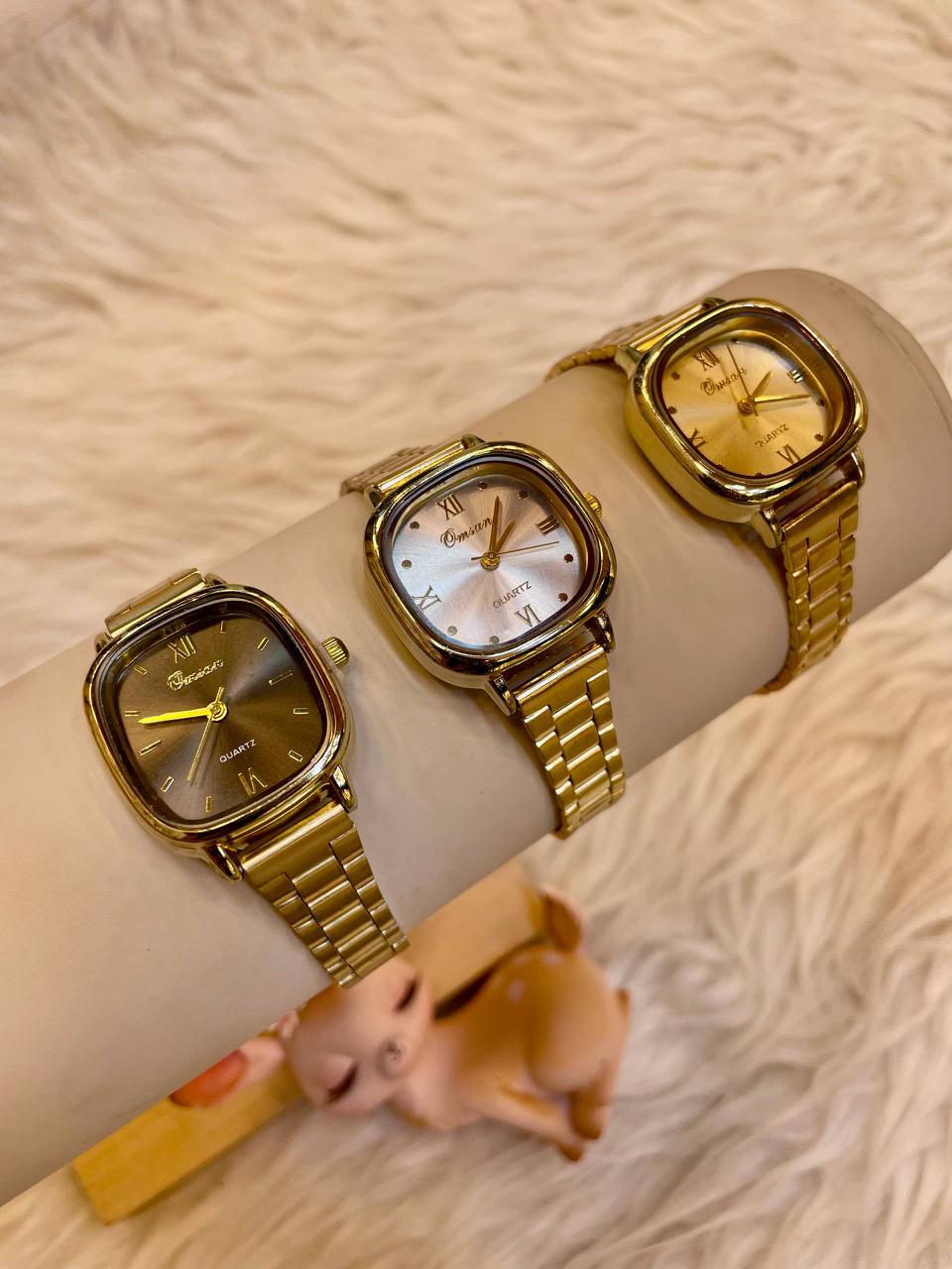 ساعة كلاسيكية ذهبية أنيقة