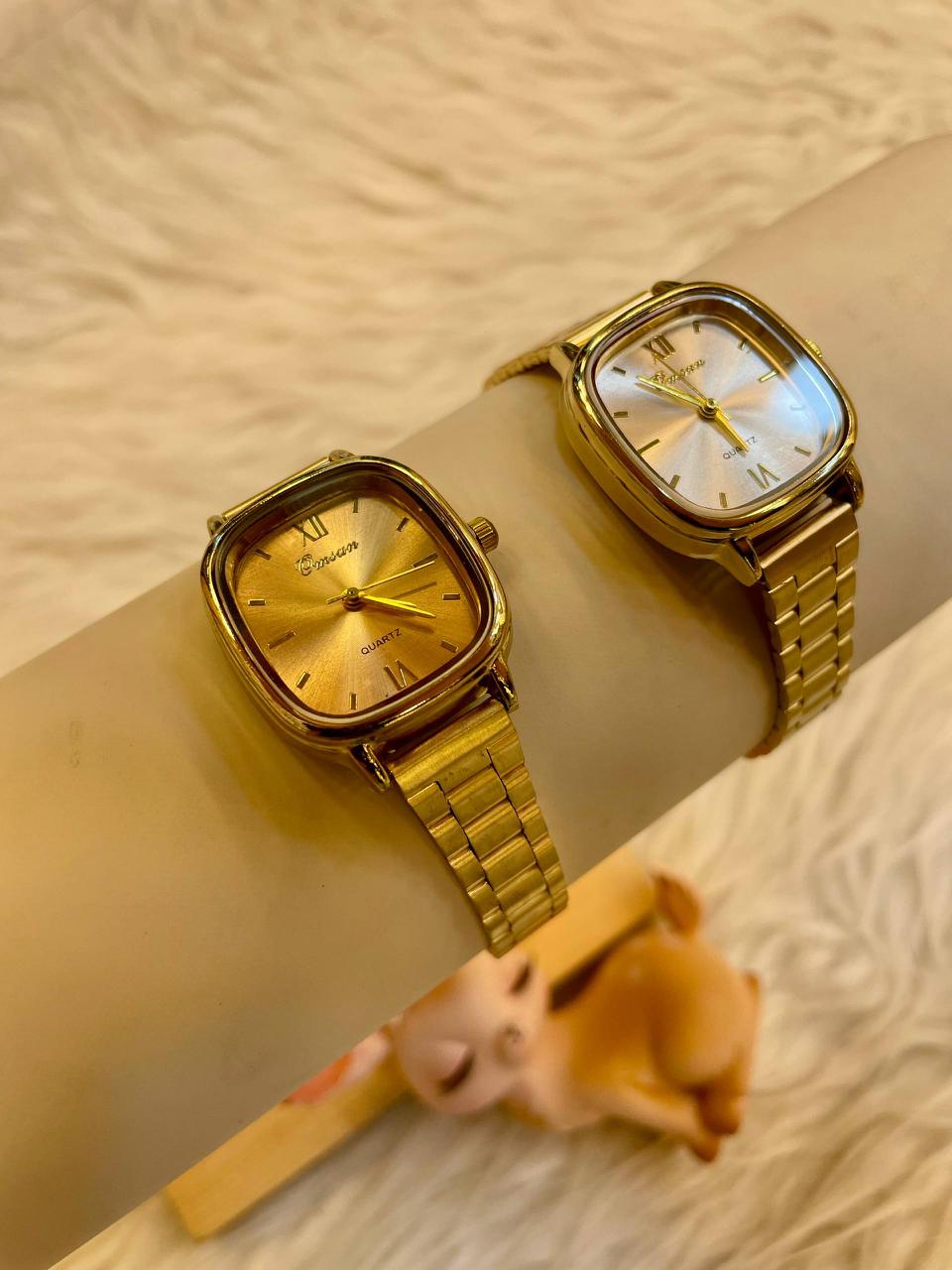 ساعة كلاسيكية ذهبية أنيقة